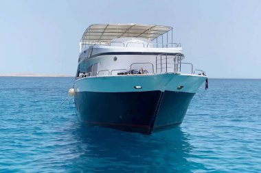 Güneşli bir günde, açık havada, tropikal denizde özel bir yat duruyor.