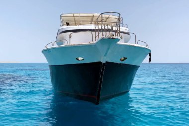 Güneşli bir günde, açık havada, tropikal denizde özel bir yat duruyor.