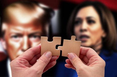Washington, ABD - 16 Eylül 2024: el ele tutuşma bulmacaları ve TV haberlerinde Kamala Harris ve Donal Trump. - Evet. Donald Trump, Kamala Harris 'e karşı ABD Başkanı. ABD seçimleri 2024