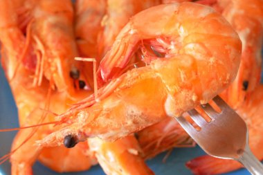 Lezzetli kral haşlanmış karides, asabi deniz ürünleri, yakın plan.