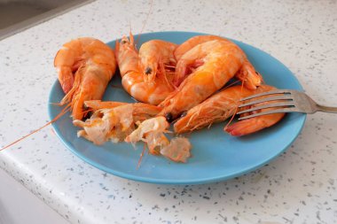 Lezzetli kral haşlanmış karides, asabi deniz ürünleri, yakın plan.