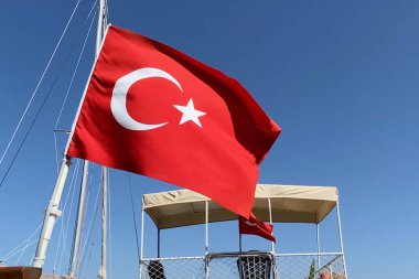 Kırmızı ve beyaz ay ile kırmızı Türk bayrağı mavi gökyüzü arka planında dalgalanıyor, yakın plan