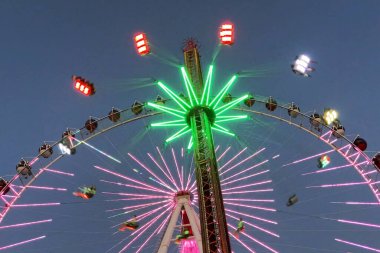 Gece eğlence parkı, dönme dolap ve eğlence, açık hava.