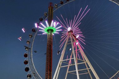 Gece eğlence parkı, dönme dolap ve eğlence, açık hava.
