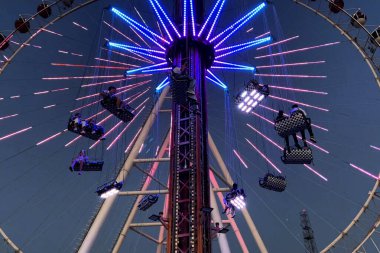 Gece eğlence parkı, dönme dolap ve eğlence, açık hava.