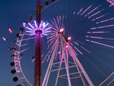Gece eğlence parkı, dönme dolap ve eğlence, açık hava.
