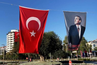 Antalya, Trkiye - 28 Ekim 2024 Cumhuriyet Günü Türkiye 'de, bir sürü Türk bayrağı ve sokaklarda, açık havada Mustafa Kemal Atatürk bayrakları
