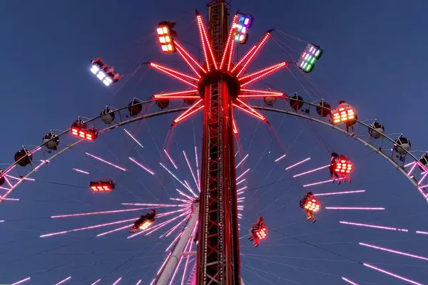Gece eğlence parkı, dönme dolap ve eğlence, açık hava.