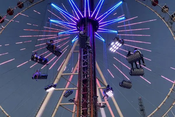 Gece eğlence parkı, dönme dolap ve eğlence, açık hava.