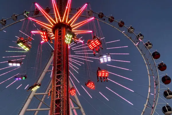 Gece eğlence parkı, dönme dolap ve eğlence, açık hava.