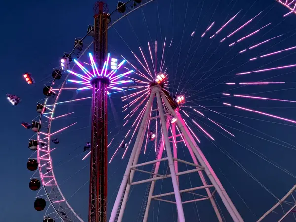 Gece eğlence parkı, dönme dolap ve eğlence, açık hava.