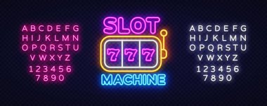 Neon tabela slot makinesi, üçlü 777 ile makaralar, yan kol ve canlı ışıklandırma. Her iki tarafta da tam alfabe koleksiyonu var. Vektör illüstrasyonu
