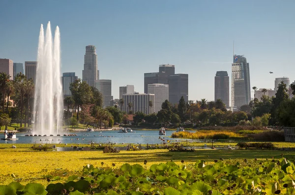 美国加利福尼亚州洛杉矶角 Los Angeles 2022年10月29日 背景为洛杉矶市中心天际线的回声公园湖 — 图库照片