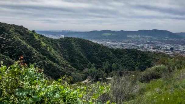 春天的山和云 从南加州的Verdugo山俯瞰洛杉矶市中心和伯班克 — 图库视频影像