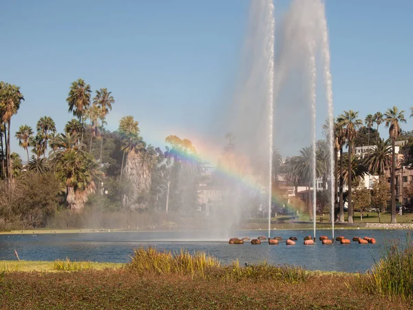 Fontanna Lśniącą Tęczą Nad Jeziorem Echo Park Los Angeles — Zdjęcie stockowe