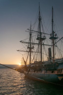 San Diego, Kaliforniya, ABD 17 Ağustos 2023. San Salvador, gün batımında yelkenli geminin taklidini yapıyor. San Diego Deniz Müzesi
