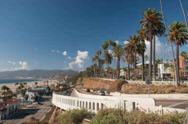 Los Angeles County, Kaliforniya, ABD - 24 Kasım 2023. Santa Monica - Şehir, Körfez, Plaj ve Pasifik Sahil Otoyolu, panoramik manzara