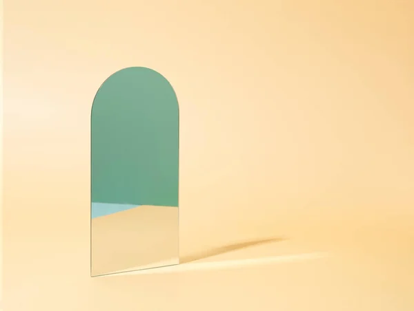 Espejo Vertical Sobre Fondo Dorado Pastel Que Refleja Superficie Verde —  Fotos de Stock
