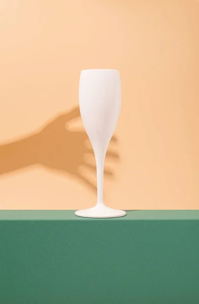 Бокал Белого Шампанского Бирюзовом Столике Тень Руки Тянется Выпивкой Концепция — стоковое фото