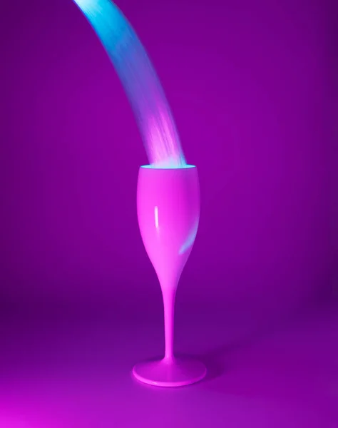 Champagne Glas Med Rosa Belysning Flöde Ljus Fest Nyårskoncept — Stockfoto