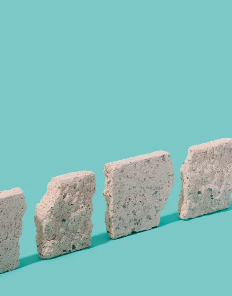 Batu Karang Diatur Pada Latar Belakang Biru Pastel Konstruksi Perkotaan — Stok Foto