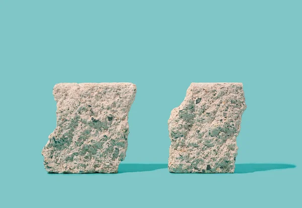Batu Karang Diatur Pada Latar Belakang Biru Pastel Konstruksi Perkotaan — Stok Foto