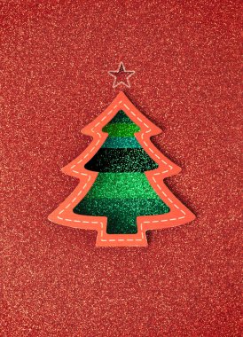 Kırmızı ve yeşil renkli sim kağıtlı Noel ağacı kartı. Tatil, Xmas ruhu minimum arkaplan.