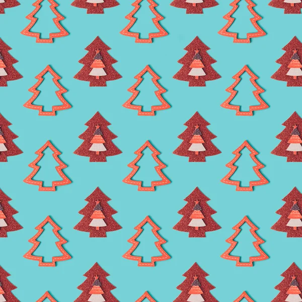 パステルブルーの背景にクリスマスツリーの赤い装飾パターン 休日の精神最小テンプレート — ストック写真