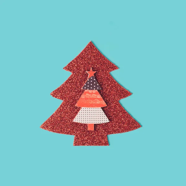 Ornamen Pohon Natal Merah Pada Latar Belakang Biru Pastel Kartu — Stok Foto
