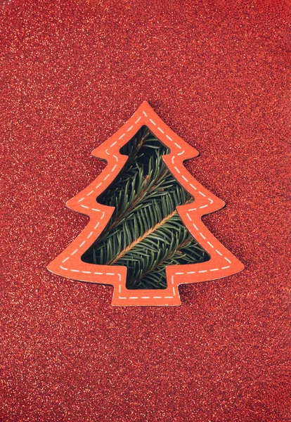 Weihnachtsbaumkarte Mit Rotem Ausgeschnittenem Glitzerpapier Und Durchbrechenden Fichtenzweigen Urlaub Weihnachtsstimmung — Stockfoto