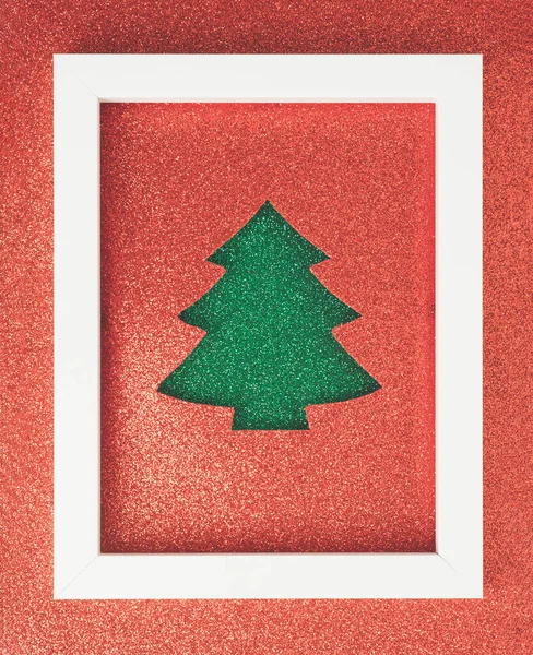 Weihnachtsbaumform Ausschnitt Auf Dem Roten Glitzerhintergrund Frohe Weihnachten — Stockfoto