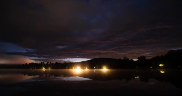 夜明けのタイムラプスへの星明かり ニューハンプシャー州ウィルソン池で早朝に撮影された高品質の4K映像では 雲が星を見せ 日の出を見ることができます — ストック動画