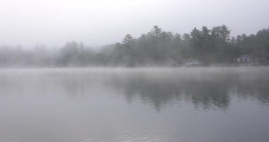 Sonbaharda Foggy Pond. Yüksek kaliteli video sabah erken saatlerde New England 'da berrak bir gölde çekildi.