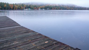 Sonbaharda Foggy Pond. New England 'da berrak bir gölde sabahın erken saatlerinde yüksek kaliteli bir fotoğraf çekildi.