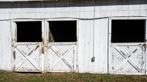 Beyaz Ahırı Kapısı Konsept Görüntüsüne Giriş Veya Açma — Stok fotoğraf