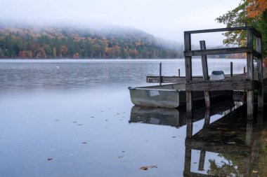 Sonbaharda Foggy Pond. New England 'da berrak bir gölde sabahın erken saatlerinde yüksek kaliteli bir fotoğraf çekildi.