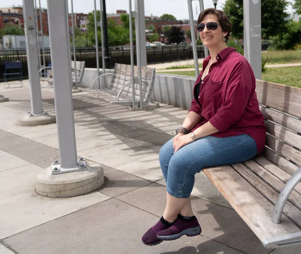 Middelbare Leeftijd Vrouw Met Overgewicht Zittend Een Schommel Een Park — Stockfoto