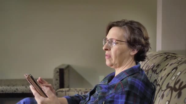 Пожилая Женщина Гостиничном Номере Смартфоне Высококачественные Кадры Женщина Одиночестве Фланелевой — стоковое видео