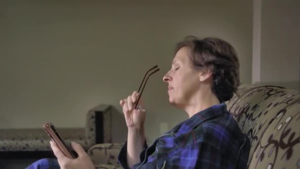 Donna Anziana Una Stanza Albergo Sul Suo Smartphone Video Alta — Video Stock