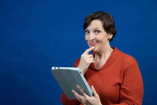 Woman Reacts Her Reader Wearing Orange Cold Weather Sweater Blue — Stock Photo, Image