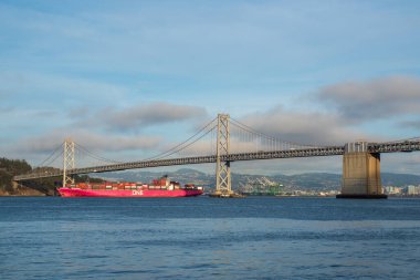  San Francisco, CA, ABD - 4 Kasım 2022 Oakland Bay Köprüsü 'nün altından geçecek. Yüksek kalite fotoğraf