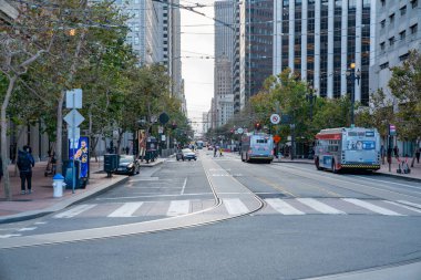  San Francisco, CA, ABD - Kasım 04, 2022 - Embarcadero 'dan Market Caddesi' ne bakıyorum. Yüksek kaliteli fotoğraf karanlıktan sonra çekilmiş.