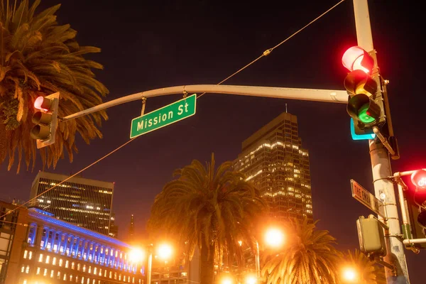 美国加利福尼亚州旧金山 2022年11月4日 从Embarcadero向上看市场街标志 高质量的照片是在天黑后拍摄的 — 图库照片