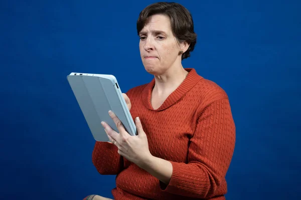 여성이 주황색추운 스웨터를 자신의 독자에게 반응한다 — 스톡 사진