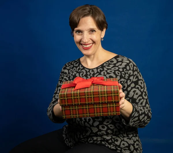 Mujer Mayor Con Regalo Navidad Estudio Con Fondo Azul —  Fotos de Stock
