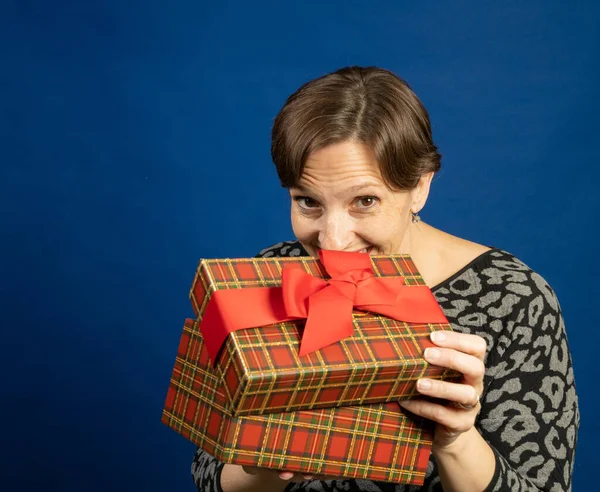 Older Woman Christmas Gift Studio Blue Background — Stock Photo, Image