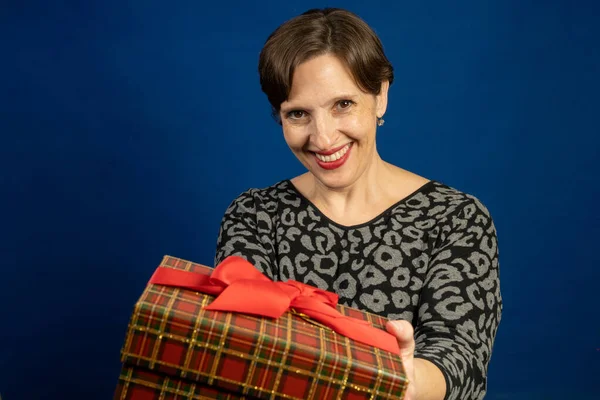 Μεγαλύτερη Γυναίκα Χριστουγεννιάτικο Δώρο Στο Στούντιο Μπλε Φόντο — Φωτογραφία Αρχείου