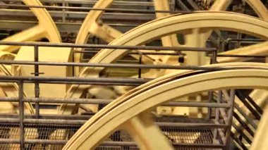 Dev endüstriyel kablo makaralarının yakın çekim klipsi. Yüksek kaliteli 4K görüntüler, çalışan eski model teleferik itiş sistemini gösteriyor