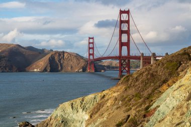 Golden Gate Köprüsü kuzeye bakıyor. Bulutlu bir günde yüksek kaliteli fotoğraf çekilmiştir.