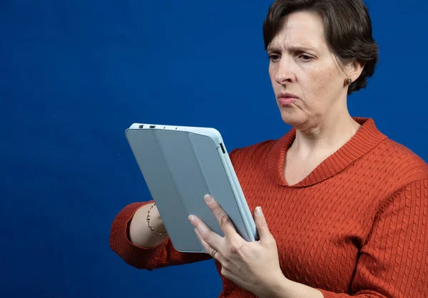 Woman Reacts Her Reader Wearing Orange Cold Weather Sweater Blue — Stock Photo, Image
